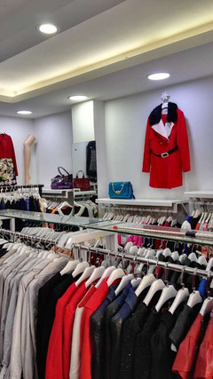 實體店倒閉潮中，深圳石巖這條街的服裝店為何月賺百萬？